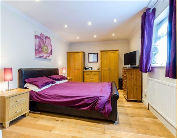 2 Bedroom End of Ter...